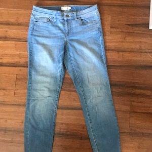 Light wash Vineyard Vines skinny jeans- size 6. No rips. No pilling.